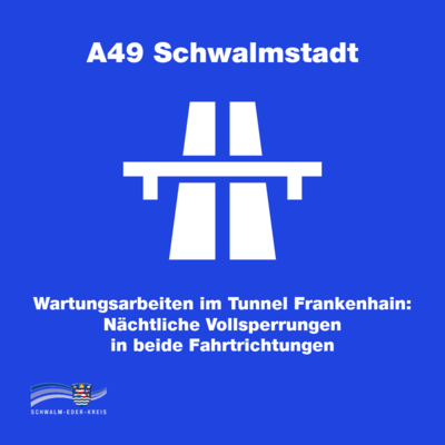 Hinweisschild auf blauem Hintergrund zur Verkehrsinformation des Schwalm-Eder-Kreises. Oben steht in weißer Schrift „A49 Schwalmstadt“. Darunter ist ein weißes Autobahnsymbol abgebildet. Unter dem Symbol steht der Hinweis: „Wartungsarbeiten im Tunnel Frankenhain: Nächtliche Vollsperrungen in beide Fahrtrichtungen“. Unten links befindet sich das Logo des Schwalm-Eder-Kreises.