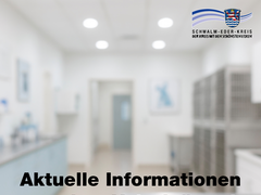 Unscharfes Foto eines Labors mit hellen Wänden, OP-Tisch und Käfigen im Hintergrund. In schwarzer Schrift steht zentral: „Aktuelle Informationen aus dem Veterinäramt“. Oben rechts befindet sich das Logo des Schwalm-Eder-Kreises mit dem Schriftzug „Der Kreis mit den schönsten Ecken“.