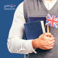 Eine Person hält mehrere Bücher im Arm, darunter ein blaues Buch, und zeigt eine kleine Flagge des Vereinigten Königreichs. Links oben ist das Logo des Schwalm-Eder-Kreises eingeblendet. Eine Person hält mehrere Bücher im Arm, darunter ein blaues Buch, und zeigt eine kleine Flagge des Vereinigten Königreichs. Links oben ist das Logo des Schwalm-Eder-Kreises eingeblendet.